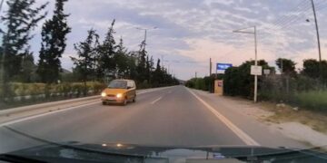 Οδηγούσε στο αντίθετο ρεύμα κυκλοφορίας στη λεωφόρο Λαυρίου – «Συνέχισε απτόητη παρά τις κόρνες μας»