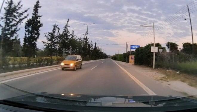 Οδηγούσε στο αντίθετο ρεύμα κυκλοφορίας στη λεωφόρο Λαυρίου – «Συνέχισε απτόητη παρά τις κόρνες μας»
