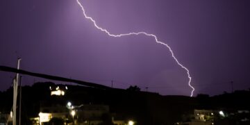 Σχεδόν 5.000 κεραυνοί «χτύπησαν» τη χώρα την Παρασκευή