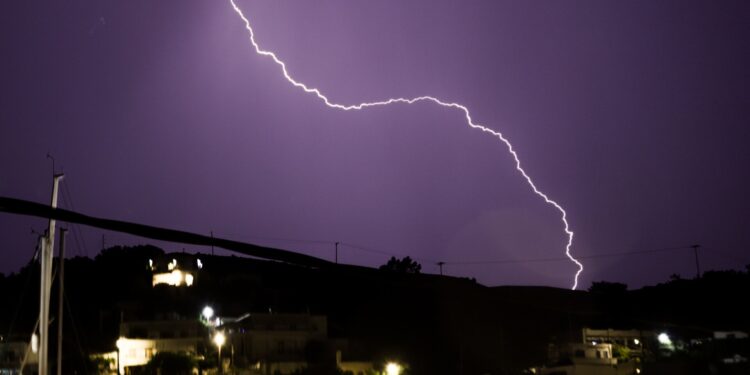 Σχεδόν 5.000 κεραυνοί «χτύπησαν» τη χώρα την Παρασκευή