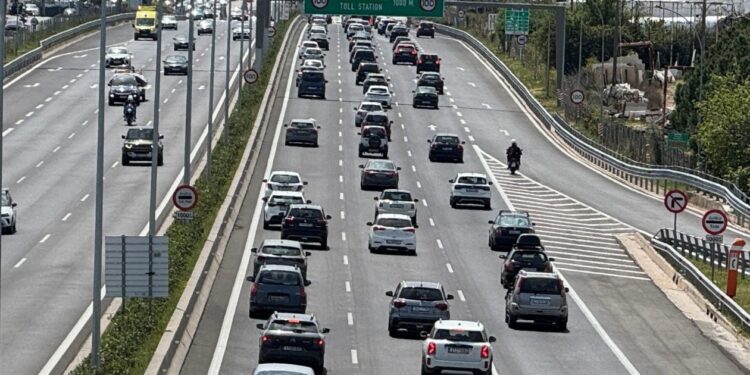 Επιστρέφουν οι τελευταίοι εκδρομείς – Αυξημένη κίνηση στις εισόδους των Εθνικών Οδών