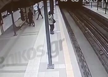 Αττική: Συμμορία ανηλίκων απειλούσε με μαχαίρια πολίτες και άρπαζε αλυσίδες από τον λαιμό τους