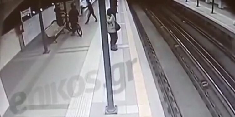 Αττική: Συμμορία ανηλίκων απειλούσε με μαχαίρια πολίτες και άρπαζε αλυσίδες από τον λαιμό τους