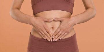 Γαστρεντερολόγος αποκαλύπτει πότε η κόπωση και το φούσκωμα δείχνουν σοβαρή πάθηση