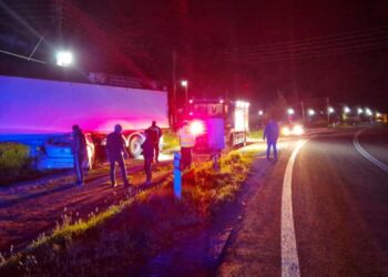 Τροχαίο στην Κοζάνη: Μια γυναίκα τραυματίστηκε όταν το αυτοκίνητό της έπεσε σε ρυμουλκούμενο όχημα