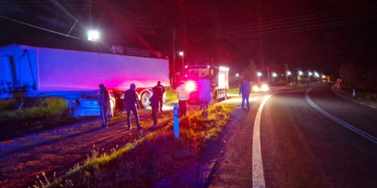 Τροχαίο στην Κοζάνη: Μια γυναίκα τραυματίστηκε όταν το αυτοκίνητό της έπεσε σε ρυμουλκούμενο όχημα