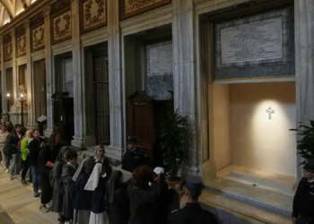 Πάπας Φραγκίσκος: Κοσμοσυρροή στο λαϊκό προσκύνημα