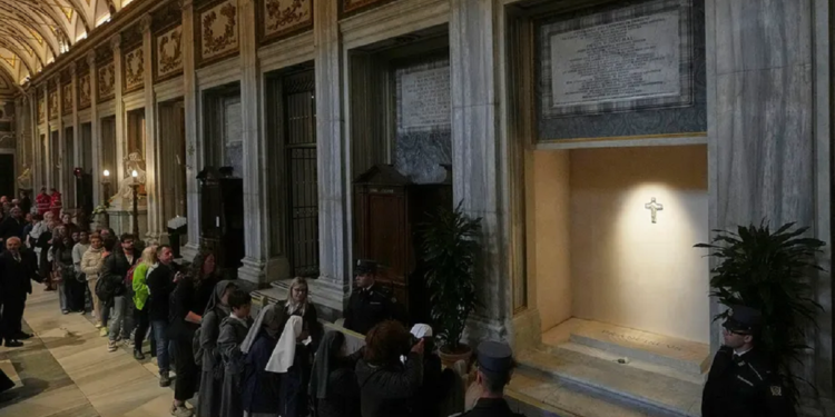 Πάπας Φραγκίσκος: Κοσμοσυρροή στο λαϊκό προσκύνημα