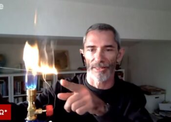 Τέμπη: O Κώστας Λακαφώσης έκανε on air πείραμα με έλαια σιλικόνης