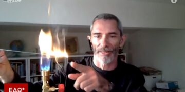 Τέμπη: O Κώστας Λακαφώσης έκανε on air πείραμα με έλαια σιλικόνης