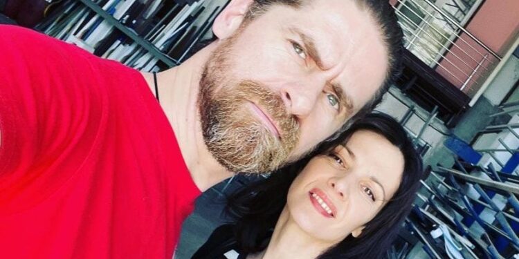 Δημήτρης Λάλος – Μαριλίτα Λαμπροπούλου: Στα Χανιά για το Πάσχα – Παρακολούθησαν την περιφορά του Επιταφίου