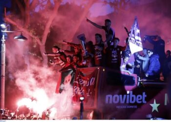 «Καίγεται» η Λάρισα για την άνοδο της ΑΕΛ – Μεγάλη γιορτή στην πόλη με πυροτεχνήματα και συνθήματα