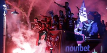 «Καίγεται» η Λάρισα για την άνοδο της ΑΕΛ – Μεγάλη γιορτή στην πόλη με πυροτεχνήματα και συνθήματα