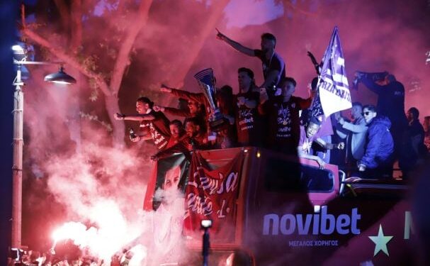 «Καίγεται» η Λάρισα για την άνοδο της ΑΕΛ – Μεγάλη γιορτή στην πόλη με πυροτεχνήματα και συνθήματα