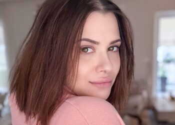 Λάουρα Νάργες και Χρήστος Σαντικάι ποζάρουν με τον γιο τους και… λιώνουν το διαδίκτυο