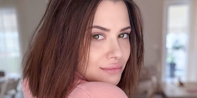 Λάουρα Νάργες και Χρήστος Σαντικάι ποζάρουν με τον γιο τους και… λιώνουν το διαδίκτυο