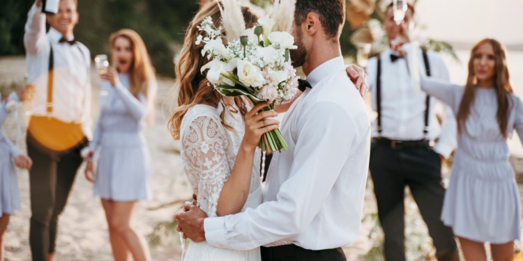 Πέταξε την μητριά του συζύγου της έξω από τον γάμο