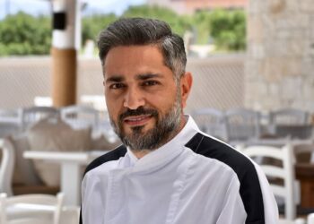 Αποκαλύπτει τη συνταγή για νόστιμη μαγειρίτσα