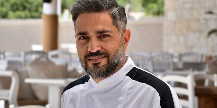 Αποκαλύπτει τη συνταγή για νόστιμη μαγειρίτσα