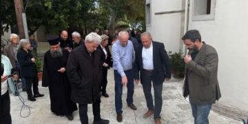 Ηράκλειο: Στις Βούτες ο Ευθύμης Λέκκας για αυτοψία μετά τις ρωγμές σε δρόμους και σπίτια