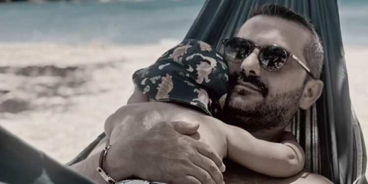 Ανέβασε φωτογραφία του μικρού Κίμωνα και «έλιωσε» το Instagram