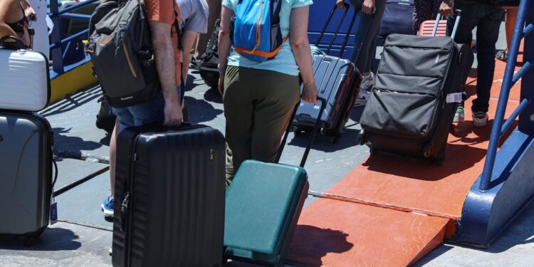 FLΥING CAT IIΙ: Απέπλευσε από τον Πόρο