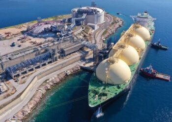 Politico: Η ΕΕ θα χρησιμοποιήσει το πάγωμα των δασμών για να πετύχει συμφωνία για το αμερικανικό LNG