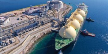 Politico: Η ΕΕ θα χρησιμοποιήσει το πάγωμα των δασμών για να πετύχει συμφωνία για το αμερικανικό LNG