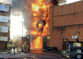 Βρετανία: Μεγάλη φωτιά σε υποσταθμό ηλεκτρικής ενέργειας στο Λονδίνο