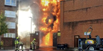 Βρετανία: Μεγάλη φωτιά σε υποσταθμό ηλεκτρικής ενέργειας στο Λονδίνο