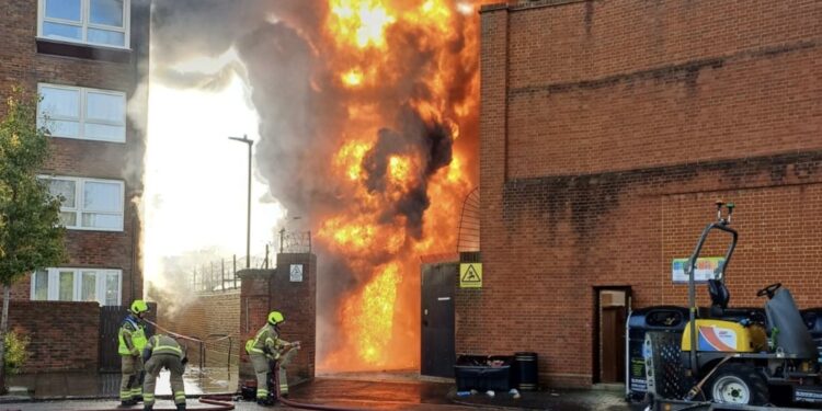 Βρετανία: Μεγάλη φωτιά σε υποσταθμό ηλεκτρικής ενέργειας στο Λονδίνο