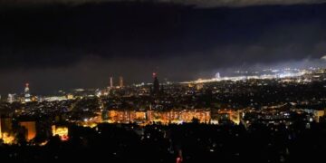 Η στιγμή που το ρεύμα φωτίζει ξανά την Μαδρίτη και οι πολίτες ξεσπούν σε χειροκροτήματα