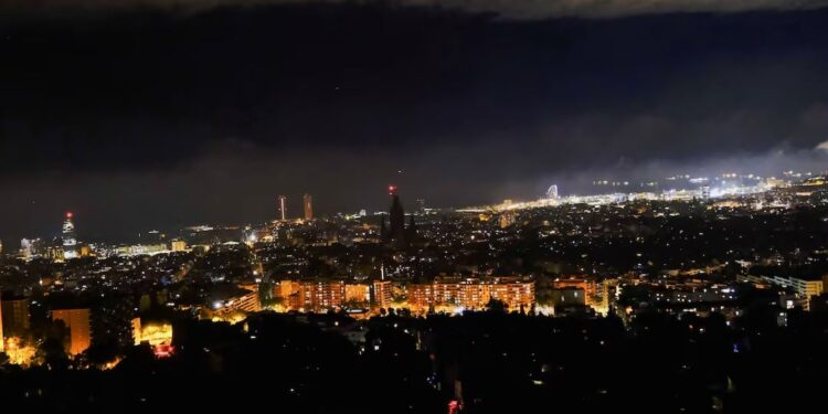 Η στιγμή που το ρεύμα φωτίζει ξανά την Μαδρίτη και οι πολίτες ξεσπούν σε χειροκροτήματα