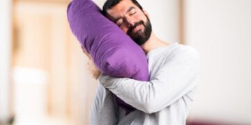 Ύπνος: Τα 7 λάθη με το μαξιλάρι που σας εμποδίζουν να κοιμηθείτε, σύμφωνα με ειδικό