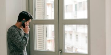 Ειδικός αποκαλύπτει το Νο1 λάθος στον καθαρισμό που κάνει τα τζάμια να φαίνονται ακόμα πιο βρώμικα