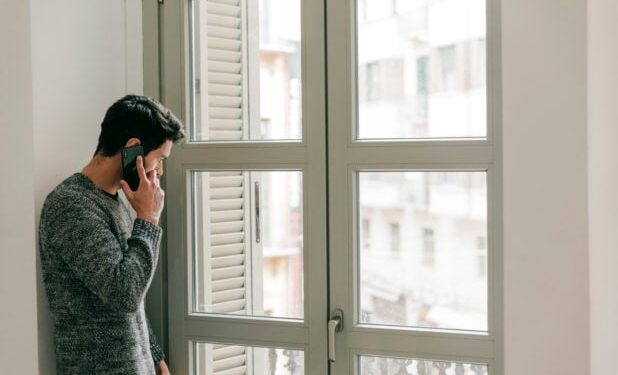 Ειδικός αποκαλύπτει το Νο1 λάθος στον καθαρισμό που κάνει τα τζάμια να φαίνονται ακόμα πιο βρώμικα