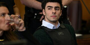 Ο Λουίτζι Μαντζιόνε αναμένεται στο δικαστήριο για την απαγγελία κατηγοριών