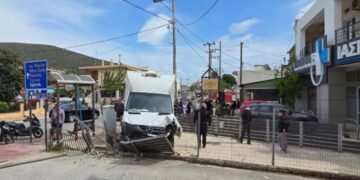 Φορτηγάκι παρέσυρε μαθητή έπειτα από «τρελή πορεία»