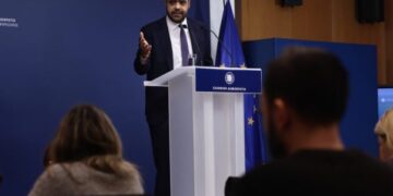 Η αντιπολίτευση είτε ζητάει να μην πληρώσουμε τα δάνειά μας, είτε κοροϊδεύει τον κόσμο