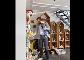 Διάλεξε λαμπάδες μαζί με τον γιo του