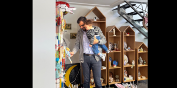 Διάλεξε λαμπάδες μαζί με τον γιo του