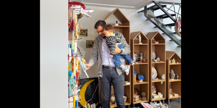 Διάλεξε λαμπάδες μαζί με τον γιo του