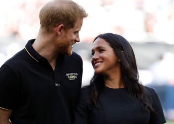 Ισχυρίζεται ότι η αστυνομική προστασία αφαιρέθηκε για να «παγιδεύσουν» τον ίδιο και την Μέγκαν Μαρκλ