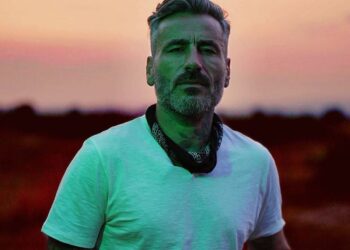 «Θυμάμαι να είμαι κλειδωμένος σε ένα δωμάτιο με την αδελφή μου και ο πατέρας μου να προσπαθεί να αυτοκτονήσει με χάπια»