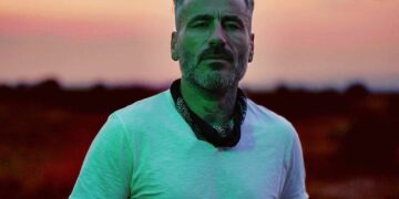 «Θυμάμαι να είμαι κλειδωμένος σε ένα δωμάτιο με την αδελφή μου και ο πατέρας μου να προσπαθεί να αυτοκτονήσει με χάπια»