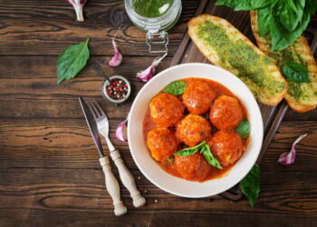 Συνταγή για κεφτεδάκια σε σάλτσα ντομάτας με βαλσάμικο