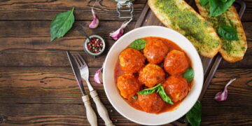 Συνταγή για κεφτεδάκια σε σάλτσα ντομάτας με βαλσάμικο