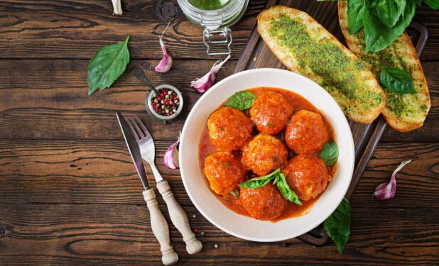 Συνταγή για κεφτεδάκια σε σάλτσα ντομάτας με βαλσάμικο