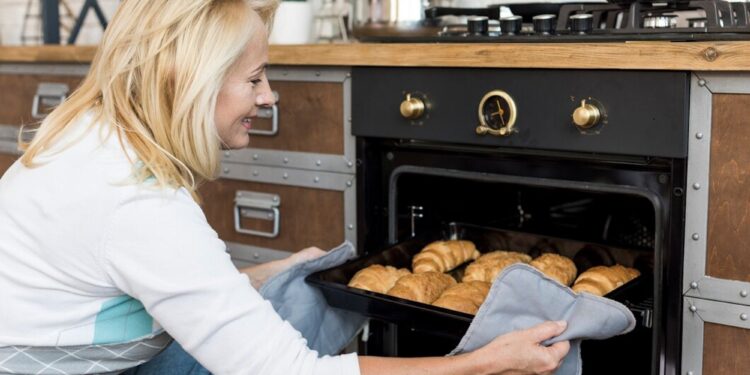 Φούρνος: Σταματήστε να χρησιμοποιείτε ξύδι για να καθαρίσετε τα ταψιά