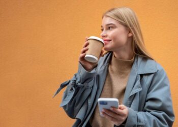 Διατροφολόγος εξηγεί πότε πρέπει να πίνετε τον τελευταίο καφέ της ημέρας για να κοιμηθείτε καλά